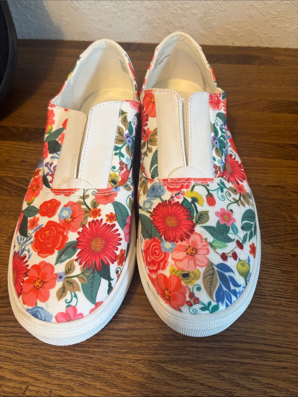 Womens Floral Slip-On Sneakers - White with Red & Multicolor Flowers size 10 W